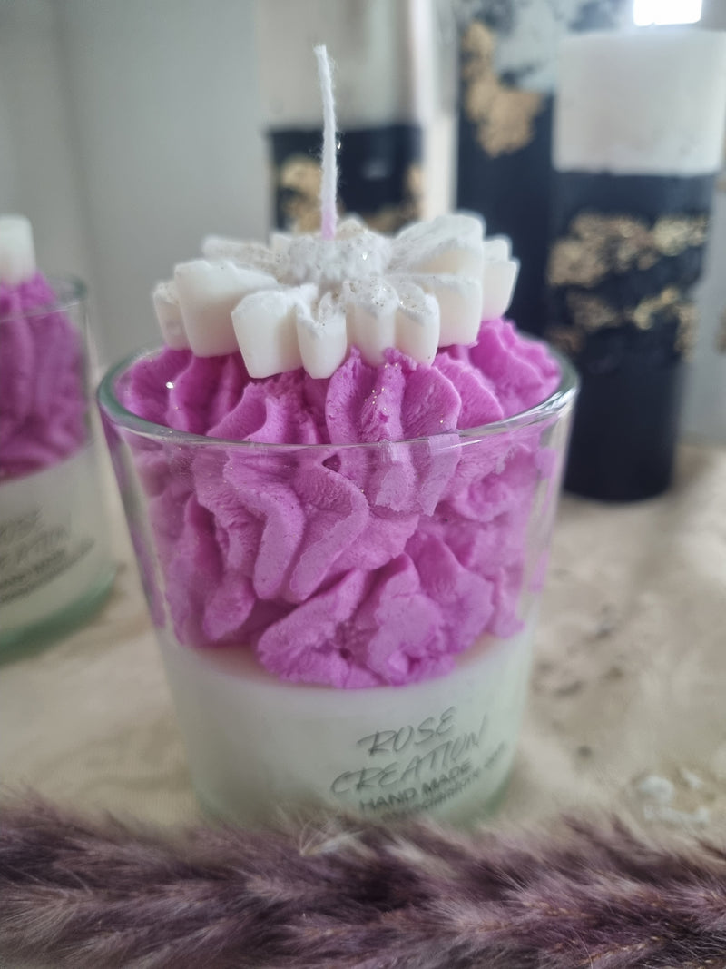 Glas mit Blume decoriert